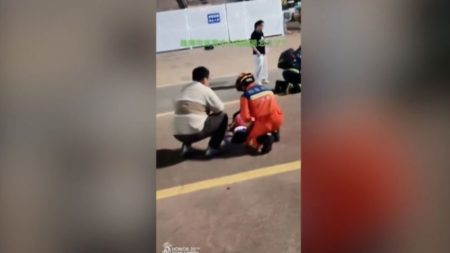 Mueren 35 personas en un atropello con fuga después de que un automóvil arrollara a una multitud en un centro deportivo de China, dice la Policía imagen-7