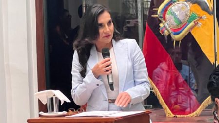 Verónica Abad regresa a Ecuador tras rechazar la suspensión del Gobierno imagen-7