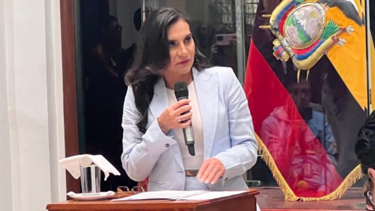 Verónica Abad regresa a Ecuador tras rechazar la suspensión del Gobierno imagen-4