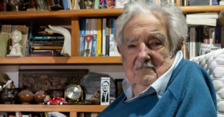 Pepe Mujica cuestionó a Cristina Kirchner por conducir el peronismo: "En lugar de ponerse de vieja consejera y dejar nuevas generaciones, no, está jodiendo ahí. ¡Cómo les cuesta largar el pastel!" imagen-4