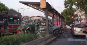 Un auto perdió el control y se estrelló contra una parada del Metrobus de la avenida Juan B. Justo imagen-2