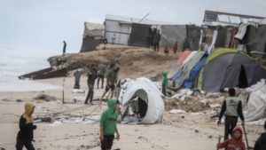 “El invierno en Gaza significa que más gente morirá tiritando": el frío y la lluvia suponen una amenaza añadida para los palestinos desplazados imagen-3