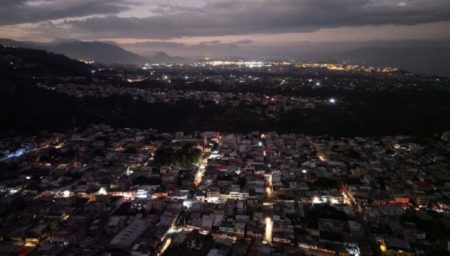 Crece el malestar en Ecuador debido a los cortes de energía y el incumplimiento en los horarios de apagones imagen-15