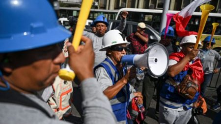 Congreso de Perú censura a ministro de Energía y Minas por negligencia en medio de protestas de mineros artesanales imagen-6