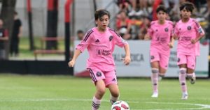 Thiago Messi debutó con derrota en la Newell's Cup ante la mirada de mamá Antonela y los abuelos Jorge y Celia imagen-1