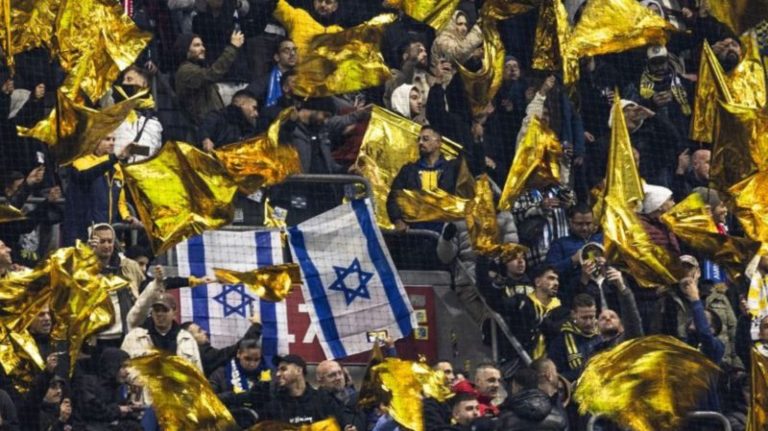 Hinchas de fútbol israelíes atacados en Ámsterdam, dicen las autoridades israelíes imagen-4