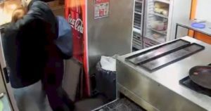 Brutal intento de femicidio en Núñez: apuñaló a su expareja en una pizzería y luego trató de quitarse la vida imagen-1