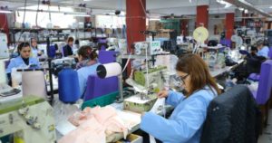 Tras años de subir los precios más que la inflación, los textiles culpan a los shoppings y a la apertura por la recesión actual imagen-1