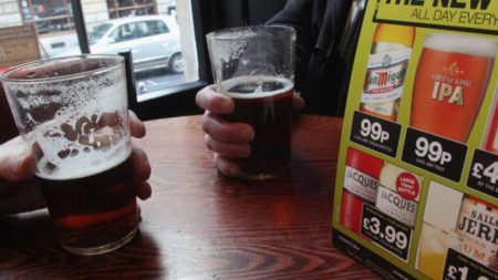 El culto a las "cucharas": el interior de los pubs espartanos y cavernosos que dividen Gran Bretaña imagen-5