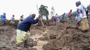 Al menos 15 muertos y más de 100 desaparecidos tras deslizamientos de tierra que sepultaron viviendas en Uganda imagen-3