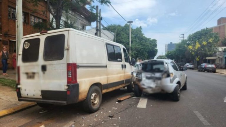 Un furgón chocó con cuatro vehículos y dejó a una persona herida imagen-5