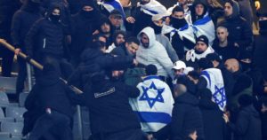 Pese a las fuertes medidas de seguridad, se produjeron incidentes con los hinchas de Israel en el empate ante Francia en París imagen-1