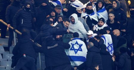 Pese a las fuertes medidas de seguridad, se produjeron incidentes con los hinchas de Israel en el empate ante Francia en París imagen-11