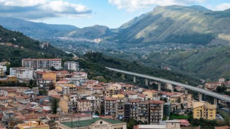 Un pueblo de Sicilia está conmocionado por una amenaza mafiosa que incluye una cabeza de caballo y una vaca embarazada imagen-5