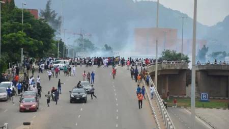 Tribunal de Nigeria libera a los niños que enfrentaban posible pena de muerte por protestar imagen-9