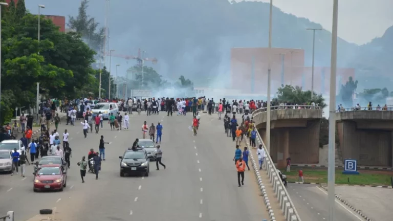 Tribunal de Nigeria libera a los niños que enfrentaban posible pena de muerte por protestar imagen-5