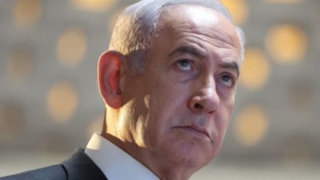 Asistente de Netanyahu filtró documento clasificado para influir en la opinión pública sobre negociaciones de rehenes, dice tribunal  imagen-15