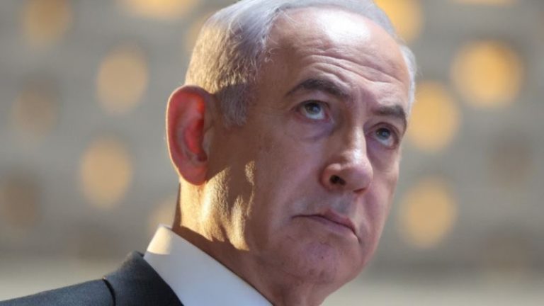 Asistente de Netanyahu filtró documento clasificado para influir en la opinión pública sobre negociaciones de rehenes, dice tribunal  imagen-4