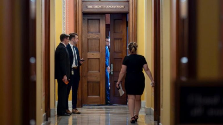 Los republicanos del panel de ética votan para bloquear la presentación de un informe sobre Gaetz imagen-102