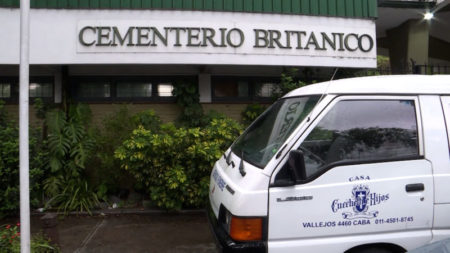 Padre de Liam Payne visita el cementerio de Buenos Aires donde se preserva el cuerpo del artista antes de su traslado a Reino Unido imagen-10