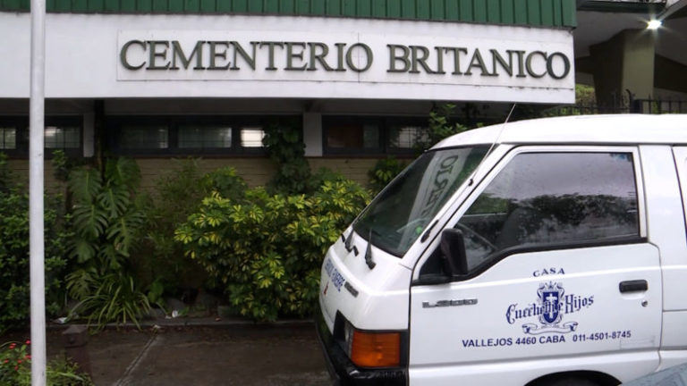 Padre de Liam Payne visita el cementerio de Buenos Aires donde se preserva el cuerpo del artista antes de su traslado a Reino Unido imagen-4