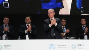 El mundo acuerda un pacto climático sobre ayuda financiera para los países en desarrollo después de que la COP29 casi implosiona imagen-2