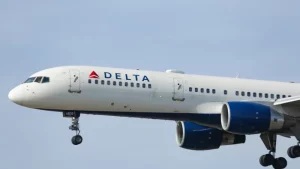 Una mujer eludió múltiples controles de seguridad para abordar un vuelo de Delta a París. Esto es lo que sabemos. imagen-1