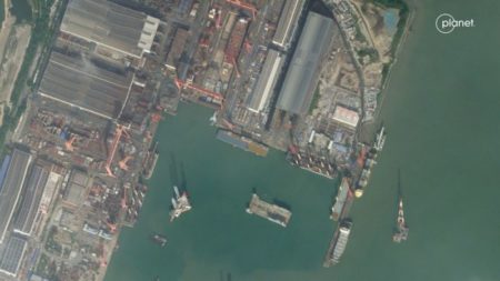 Imágenes satelitales muestran un misterioso barco construido en China en medio de una rápida expansión naval imagen-9