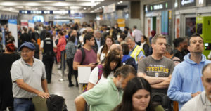 Paro salvaje del personal de rampa en Aeroparque: el Gobierno denunció ante la Justicia a los sindicalistas por "privación ilegítima de la libertad y extorsión" imagen-1