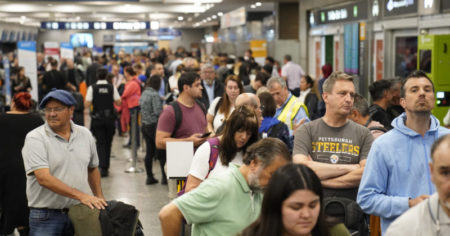 Paro salvaje del personal de rampa en Aeroparque: el Gobierno denunció ante la Justicia a los sindicalistas por "privación ilegítima de la libertad y extorsión" imagen-11