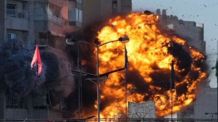 Fotógrafo de AP captura el momento en que una bomba de Israel impacta en un edificio de apartamentos en Líbano imagen-13