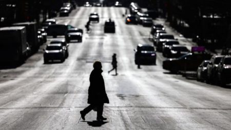 Los neoyorquinos han cruzado mal la calle durante décadas. Ahora es legal, pero los turistas deberían pensarlo dos veces antes de hacer lo mismo imagen-14