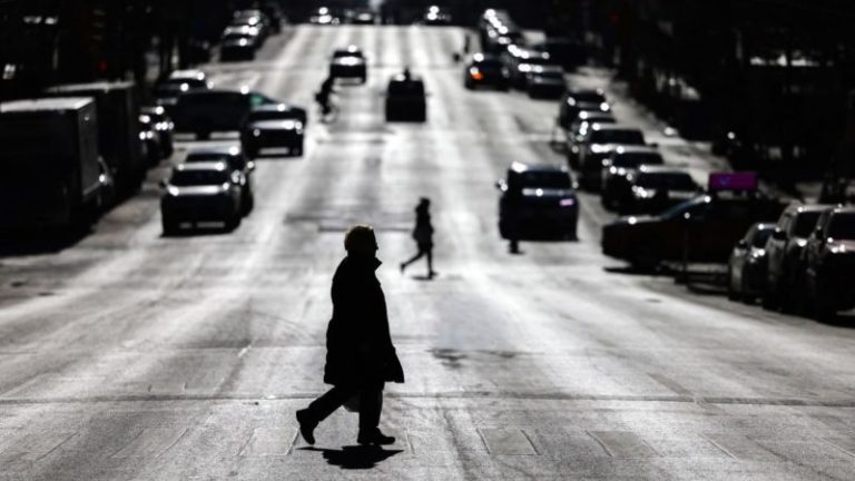 Los neoyorquinos han cruzado mal la calle durante décadas. Ahora es legal, pero los turistas deberían pensarlo dos veces antes de hacer lo mismo imagen-5