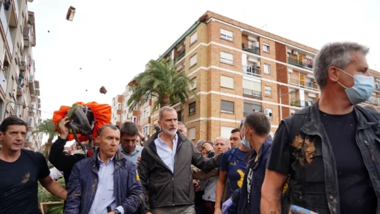 Los reyes de España son increpados en su visita a Paiporta, Valencia imagen-5