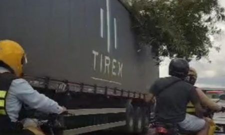 Camión arrastra ramas y cae sobre motociclistas en el Puente Internacional de la Amistad imagen-8