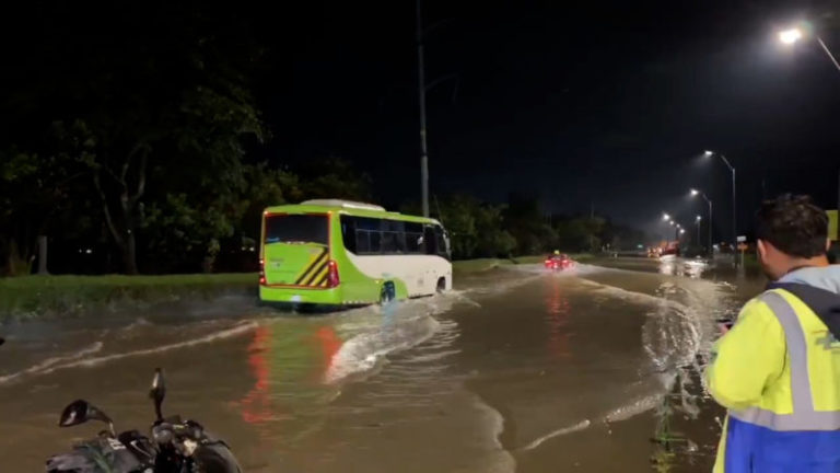 Lluvias e inundaciones dejan atrapadas a decenas de personas y vehículos en el norte de Bogotá imagen-4