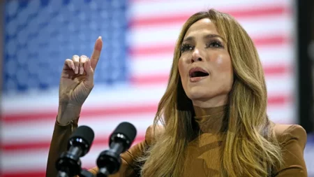 Jennifer Lopez, en campaña con Kamala Harris, dijo que "todos los latinos” en EE.UU. se sintieron ofendidos por el mitin de Trump imagen-7