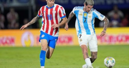 Qué dijo Rodrigo De Paul después del cruce con un jugador de Paraguay al que le mostró el parche de campeón imagen-11