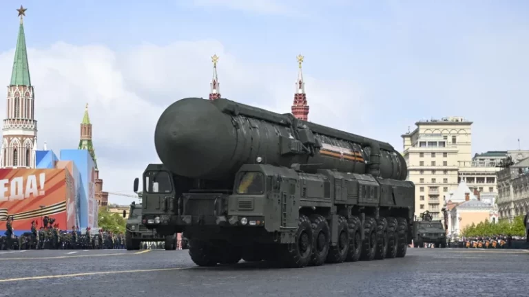 Ucrania acusa a Rusia de lanzar un misil balístico intercontinental o ICBM. Esto es lo que sabemos imagen-4