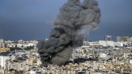 Tropas israelíes realizan la incursión más profunda hasta ahora en el sur del Líbano, mientras Hezbollah considera una nueva propuesta de alto el fuego imagen-9