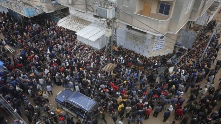 Una mujer y dos niños palestinos mueren aplastados fuera de una panadería en Gaza imagen-4