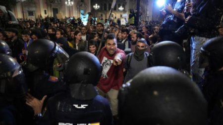 Decenas de miles de personas protestan para exigir la dimisión del presidente de la Generalitat Valenciana por su gestión en inundaciones mortales imagen-6