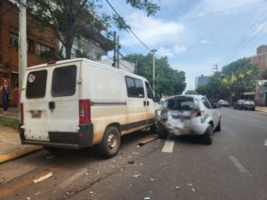 Siniestro vial dejó como saldo un lesionado y varios daños materiales en Posadas imagen-2