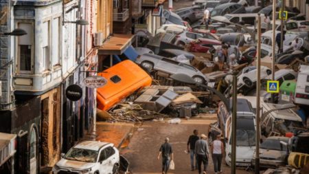 “Se podría haber evitado”, el testimonio de una valenciana varada en medio de las inundaciones en España imagen-10