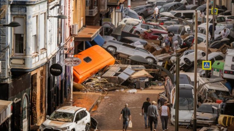 “Se podría haber evitado”, el testimonio de una valenciana varada en medio de las inundaciones en España imagen-4