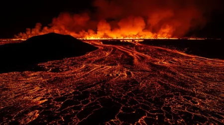 Un volcán de Islandia entra en erupción por séptima vez en un año imagen-11