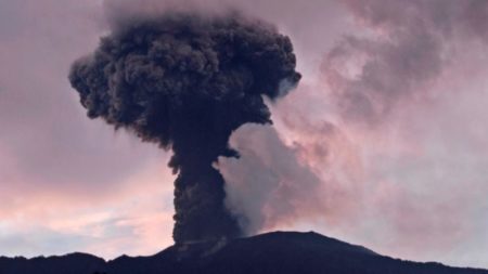 Volcán erupciona en el este de Indonesia y mueren al menos a 6 personas imagen-7