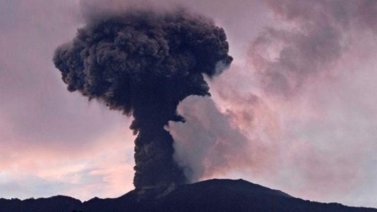 Volcán erupciona en el este de Indonesia y mueren al menos a 6 personas imagen-5