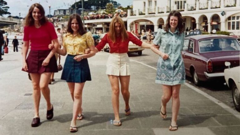 Cuatro amigas posaron para una foto en sus vacaciones de 1972. Más de 50 años después, la recrearon imagen-5