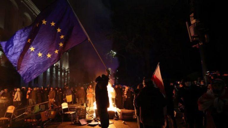 Manifestantes protestan por tercera noche consecutiva en Georgia tras suspensión de conversaciones sobre adhesión a la Unión Europea imagen-4